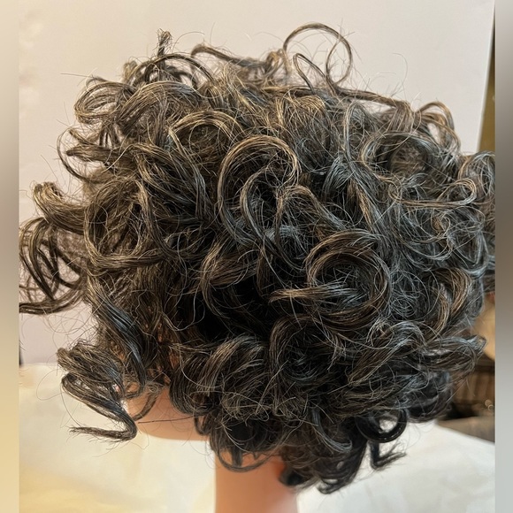 Fashion Source Wig Collection Salt & Pepper Women curly wig - Picture 4 of 7